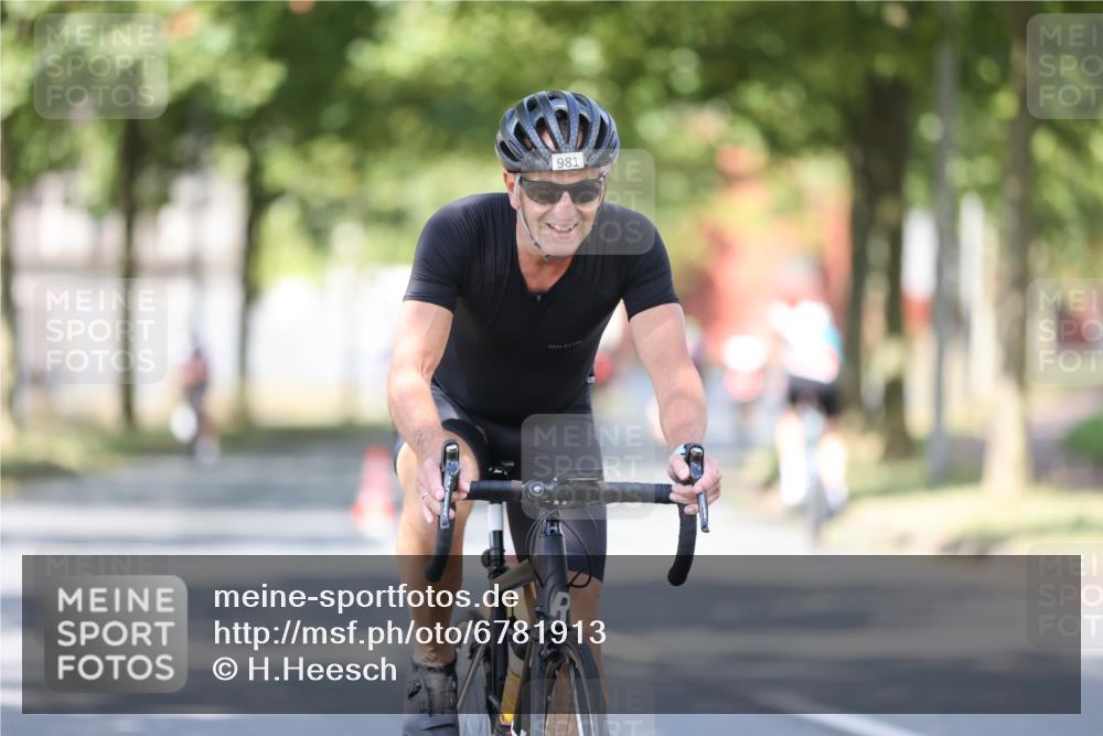 11.08.2024 - GEWOBA Citytriathlon Bremen H.Heesch http://msf.ph/oto/6781913 11.08.2024 11:50:20 Radfahren 915, 929, 981, 992, 1022 meine-sportfotos.de
