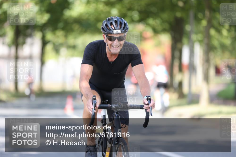 11.08.2024 - GEWOBA Citytriathlon Bremen H.Heesch http://msf.ph/oto/6781916 11.08.2024 11:50:20 Radfahren 915, 929, 981, 992, 1022 meine-sportfotos.de