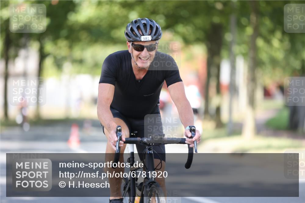 11.08.2024 - GEWOBA Citytriathlon Bremen H.Heesch http://msf.ph/oto/6781920 11.08.2024 11:50:20 Radfahren 915, 929, 981, 992, 1022 meine-sportfotos.de