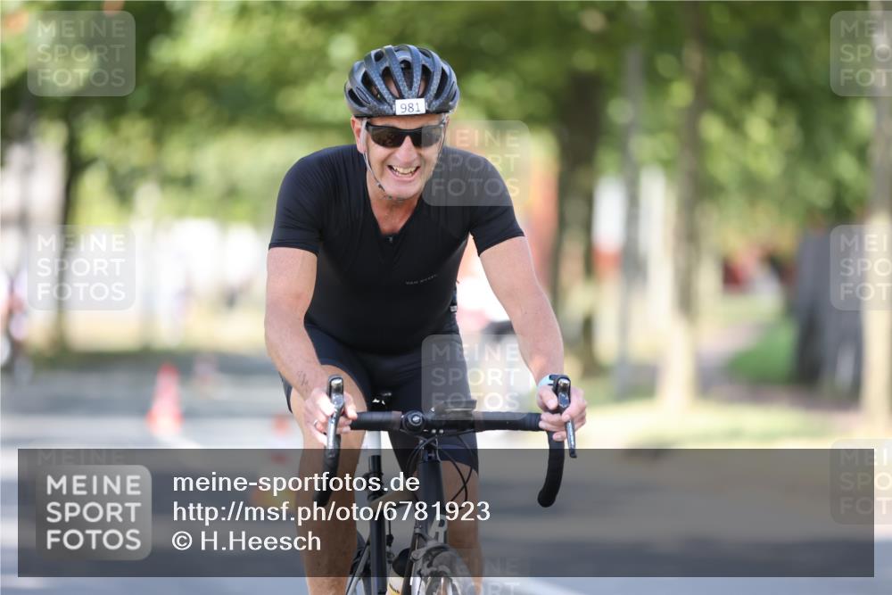 11.08.2024 - GEWOBA Citytriathlon Bremen H.Heesch http://msf.ph/oto/6781923 11.08.2024 11:50:20 Radfahren 915, 929, 981, 992, 1022 meine-sportfotos.de