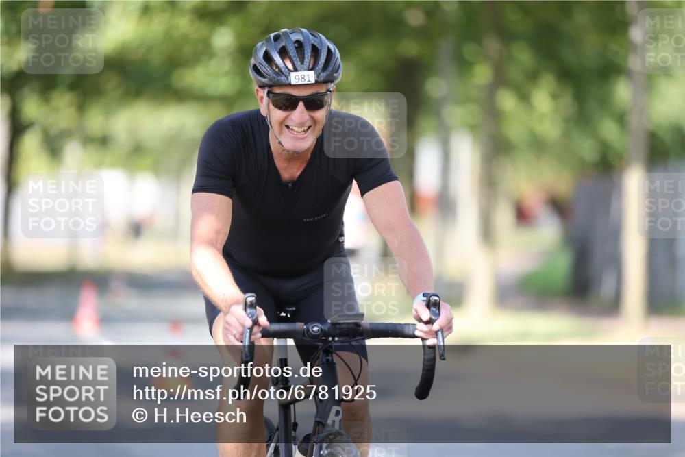11.08.2024 - GEWOBA Citytriathlon Bremen H.Heesch http://msf.ph/oto/6781925 11.08.2024 11:50:20 Radfahren 915, 929, 981, 992, 1022 meine-sportfotos.de