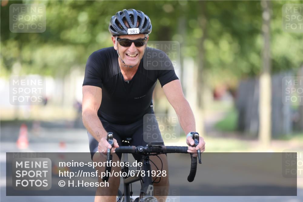 11.08.2024 - GEWOBA Citytriathlon Bremen H.Heesch http://msf.ph/oto/6781928 11.08.2024 11:50:20 Radfahren 915, 929, 981, 992, 1022 meine-sportfotos.de