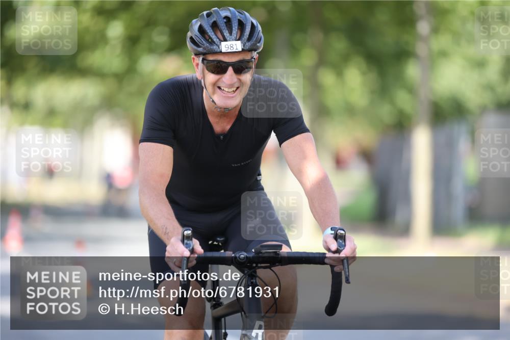 11.08.2024 - GEWOBA Citytriathlon Bremen H.Heesch http://msf.ph/oto/6781931 11.08.2024 11:50:20 Radfahren 915, 929, 981, 992, 1022 meine-sportfotos.de