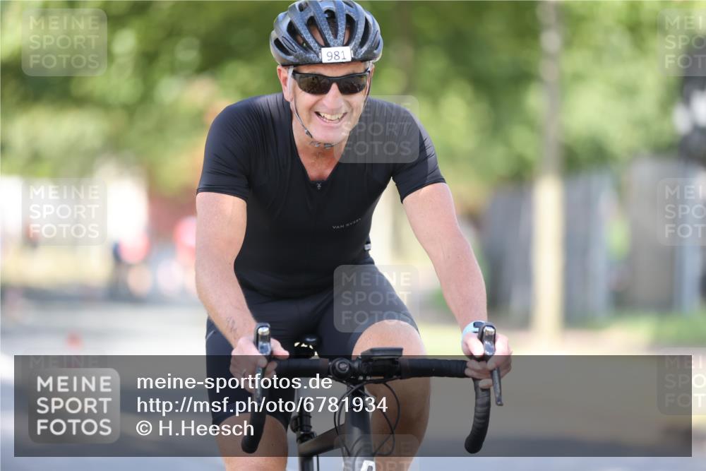 11.08.2024 - GEWOBA Citytriathlon Bremen H.Heesch http://msf.ph/oto/6781934 11.08.2024 11:50:20 Radfahren 915, 929, 981, 992, 1022 meine-sportfotos.de