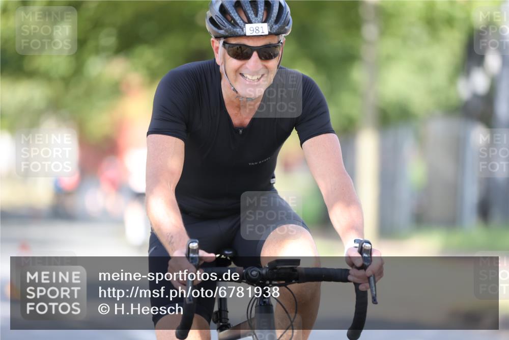 11.08.2024 - GEWOBA Citytriathlon Bremen H.Heesch http://msf.ph/oto/6781938 11.08.2024 11:50:20 Radfahren 915, 929, 981, 992, 1022 meine-sportfotos.de