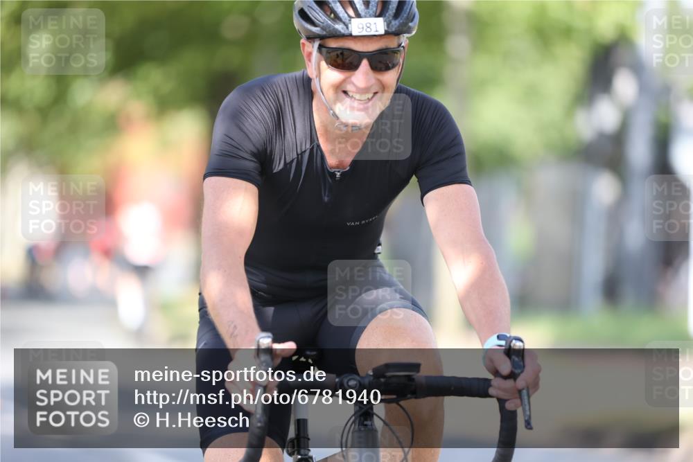 11.08.2024 - GEWOBA Citytriathlon Bremen H.Heesch http://msf.ph/oto/6781940 11.08.2024 11:50:20 Radfahren 915, 929, 981, 992, 1022 meine-sportfotos.de