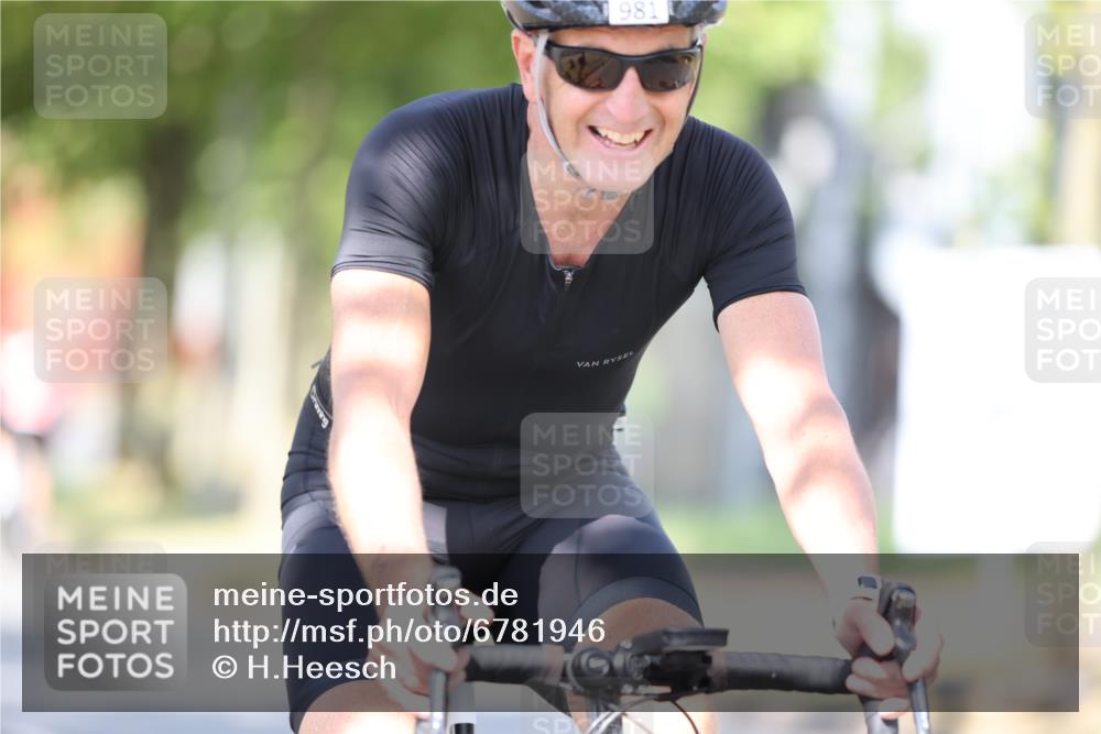 11.08.2024 - GEWOBA Citytriathlon Bremen H.Heesch http://msf.ph/oto/6781946 11.08.2024 11:50:20 Radfahren 915, 929, 981, 992, 1022 meine-sportfotos.de