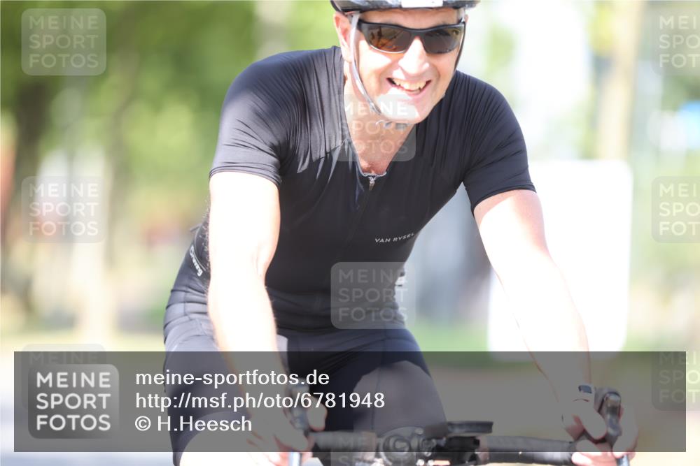 11.08.2024 - GEWOBA Citytriathlon Bremen H.Heesch http://msf.ph/oto/6781948 11.08.2024 11:50:21 Radfahren 915, 929, 981, 992, 1022 meine-sportfotos.de