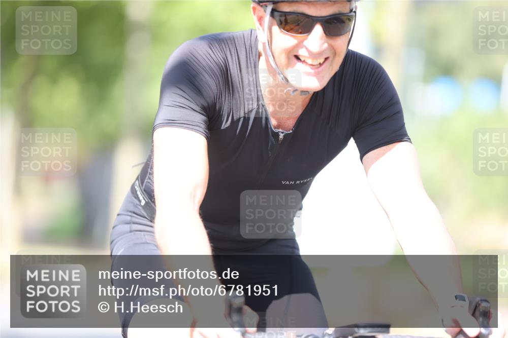 11.08.2024 - GEWOBA Citytriathlon Bremen H.Heesch http://msf.ph/oto/6781951 11.08.2024 11:50:21 Radfahren 915, 929, 981, 992, 1022 meine-sportfotos.de