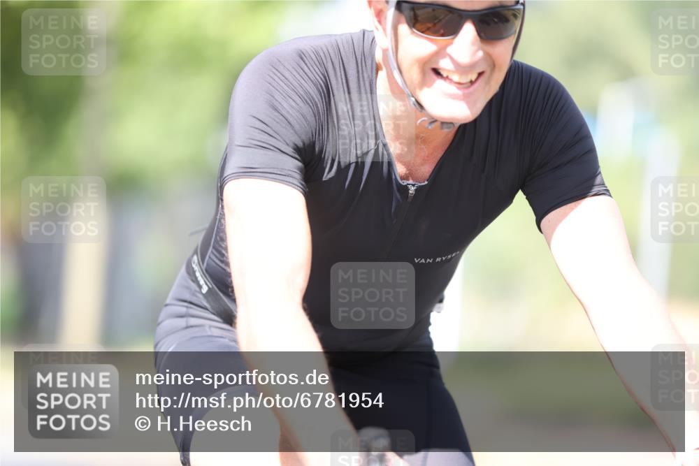 11.08.2024 - GEWOBA Citytriathlon Bremen H.Heesch http://msf.ph/oto/6781954 11.08.2024 11:50:21 Radfahren 915, 929, 981, 992, 1022 meine-sportfotos.de