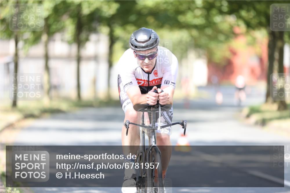11.08.2024 - GEWOBA Citytriathlon Bremen H.Heesch http://msf.ph/oto/6781957 11.08.2024 11:50:25 Radfahren 915, 929, 966, 981, 992, 1022 meine-sportfotos.de