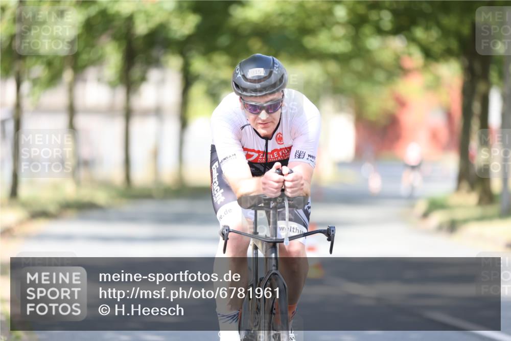 11.08.2024 - GEWOBA Citytriathlon Bremen H.Heesch http://msf.ph/oto/6781961 11.08.2024 11:50:25 Radfahren 915, 929, 966, 981, 992, 1022 meine-sportfotos.de