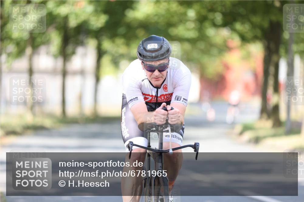 11.08.2024 - GEWOBA Citytriathlon Bremen H.Heesch http://msf.ph/oto/6781965 11.08.2024 11:50:25 Radfahren 915, 929, 966, 981, 992, 1022 meine-sportfotos.de