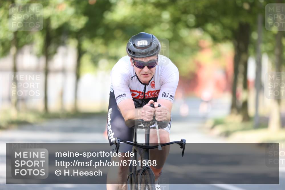 11.08.2024 - GEWOBA Citytriathlon Bremen H.Heesch http://msf.ph/oto/6781968 11.08.2024 11:50:25 Radfahren 915, 929, 966, 981, 992, 1022 meine-sportfotos.de