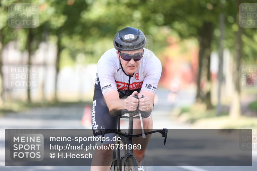 11.08.2024 - GEWOBA Citytriathlon Bremen H.Heesch http://msf.ph/oto/6781969 11.08.2024 11:50:25 Radfahren 915, 929, 966, 981, 992, 1022 meine-sportfotos.de