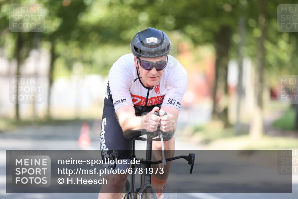 11.08.2024 - GEWOBA Citytriathlon Bremen H.Heesch http://msf.ph/oto/6781973 11.08.2024 11:50:25 Radfahren 915, 929, 966, 981, 992, 1022 meine-sportfotos.de