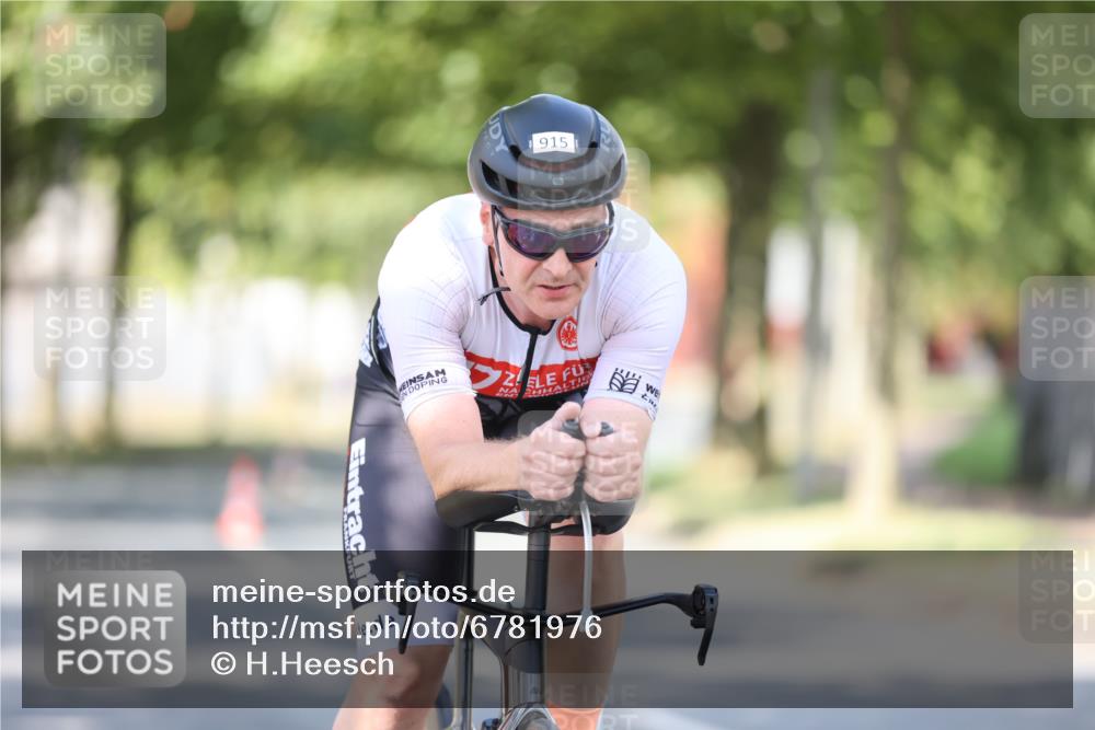 11.08.2024 - GEWOBA Citytriathlon Bremen H.Heesch http://msf.ph/oto/6781976 11.08.2024 11:50:26 Radfahren 915, 929, 966, 981, 992, 1022 meine-sportfotos.de