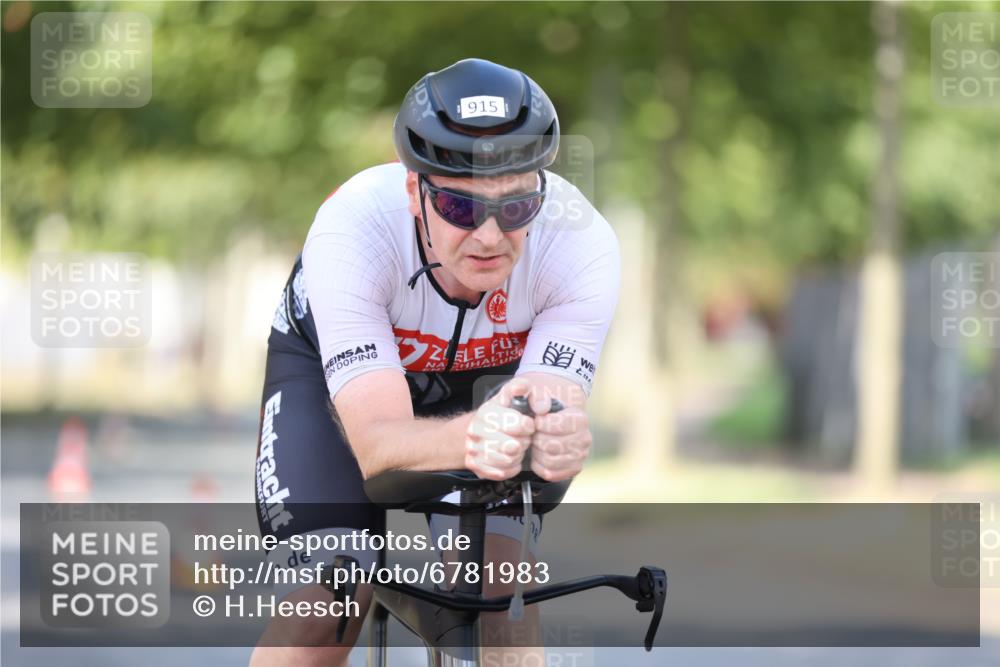11.08.2024 - GEWOBA Citytriathlon Bremen H.Heesch http://msf.ph/oto/6781983 11.08.2024 11:50:26 Radfahren 915, 929, 966, 981, 992, 1022 meine-sportfotos.de
