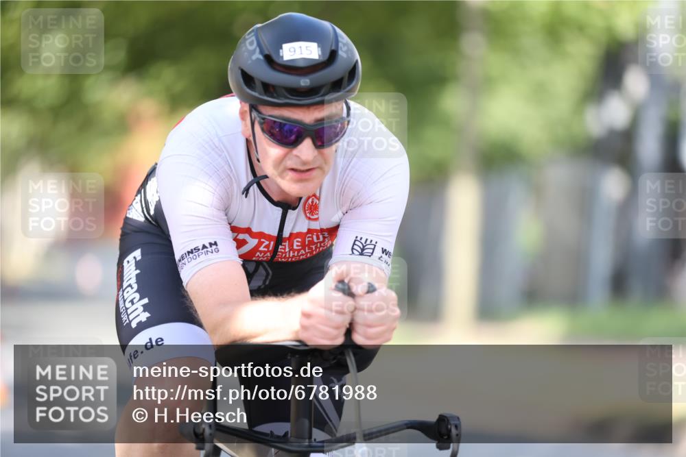 11.08.2024 - GEWOBA Citytriathlon Bremen H.Heesch http://msf.ph/oto/6781988 11.08.2024 11:50:26 Radfahren 915, 929, 966, 981, 992, 1022 meine-sportfotos.de