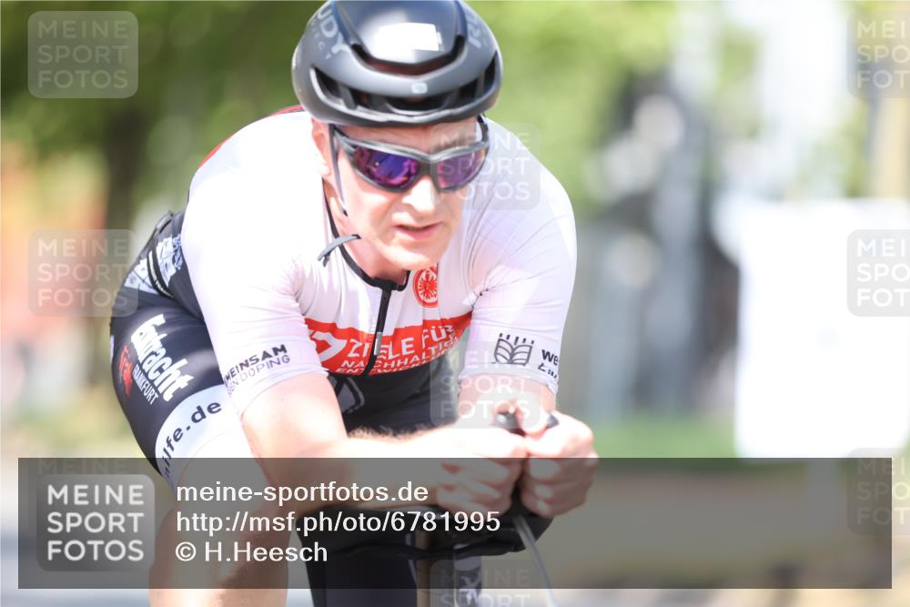 11.08.2024 - GEWOBA Citytriathlon Bremen H.Heesch http://msf.ph/oto/6781995 11.08.2024 11:50:26 Radfahren 915, 929, 966, 981, 992, 1022 meine-sportfotos.de