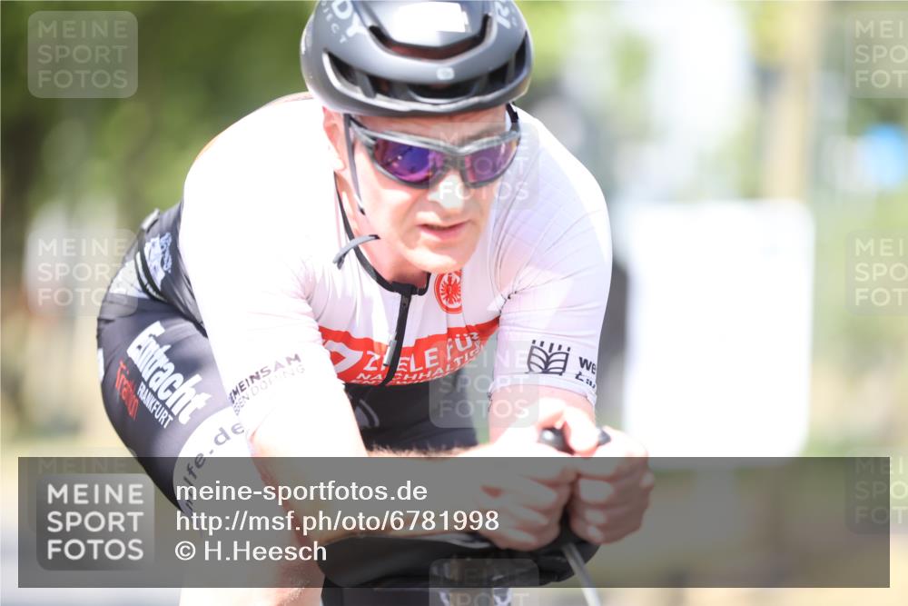 11.08.2024 - GEWOBA Citytriathlon Bremen H.Heesch http://msf.ph/oto/6781998 11.08.2024 11:50:26 Radfahren 915, 929, 966, 981, 992, 1022 meine-sportfotos.de