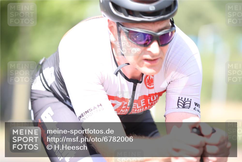 11.08.2024 - GEWOBA Citytriathlon Bremen H.Heesch http://msf.ph/oto/6782006 11.08.2024 11:50:26 Radfahren 915, 929, 966, 981, 992, 1022 meine-sportfotos.de