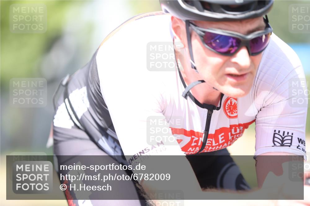 11.08.2024 - GEWOBA Citytriathlon Bremen H.Heesch http://msf.ph/oto/6782009 11.08.2024 11:50:26 Radfahren 915, 929, 966, 981, 992, 1022 meine-sportfotos.de