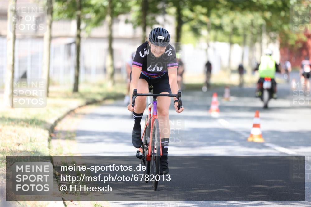 11.08.2024 - GEWOBA Citytriathlon Bremen H.Heesch http://msf.ph/oto/6782013 11.08.2024 11:50:36 Radfahren 741, 748, 783, 915, 963, 966, 992, 1021, 1027 meine-sportfotos.de