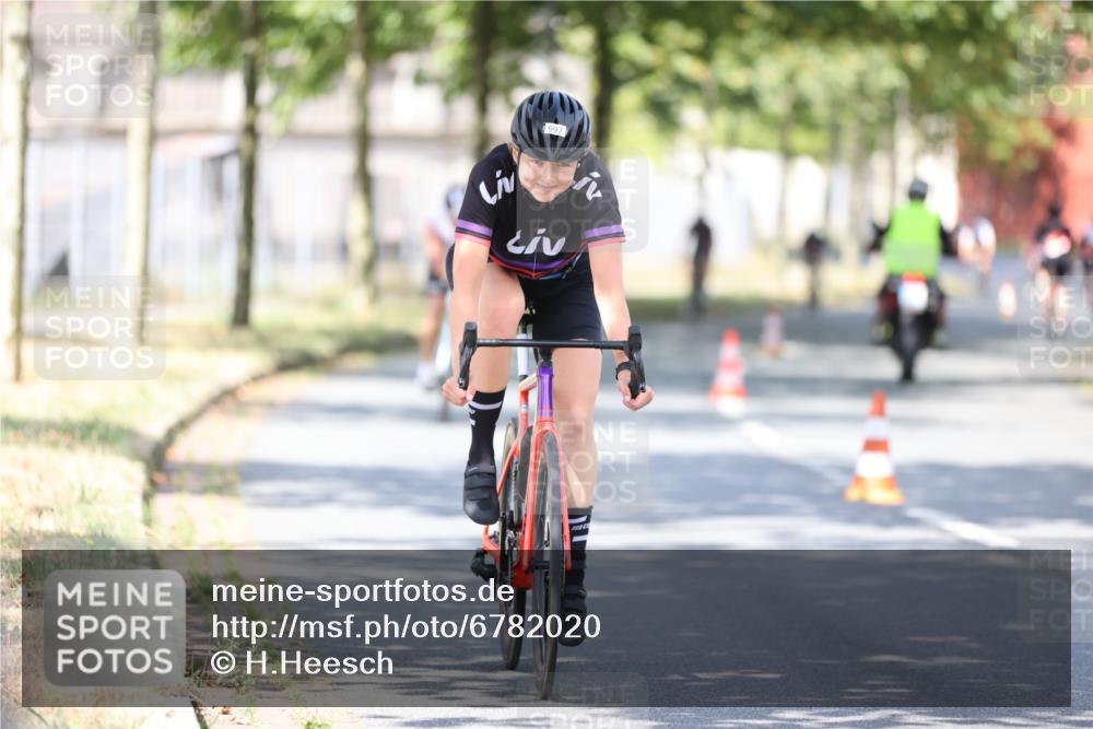 11.08.2024 - GEWOBA Citytriathlon Bremen H.Heesch http://msf.ph/oto/6782020 11.08.2024 11:50:36 Radfahren 741, 748, 783, 915, 963, 966, 992, 1021, 1027 meine-sportfotos.de