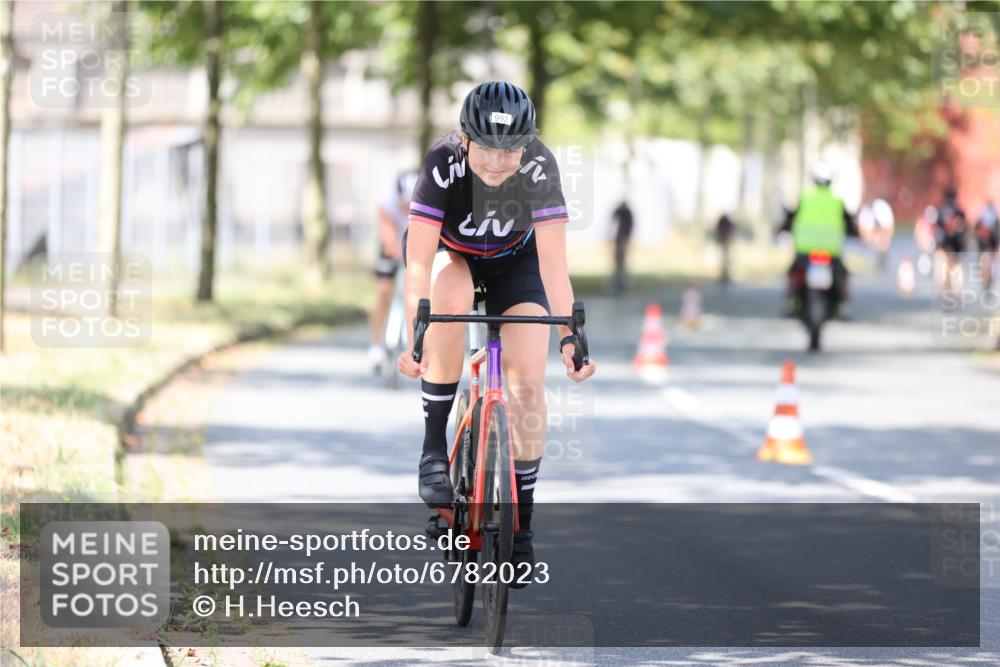 11.08.2024 - GEWOBA Citytriathlon Bremen H.Heesch http://msf.ph/oto/6782023 11.08.2024 11:50:36 Radfahren 741, 748, 783, 915, 963, 966, 992, 1021, 1027 meine-sportfotos.de