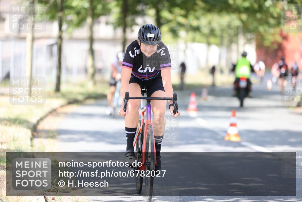 11.08.2024 - GEWOBA Citytriathlon Bremen H.Heesch http://msf.ph/oto/6782027 11.08.2024 11:50:36 Radfahren 741, 748, 783, 915, 963, 966, 992, 1021, 1027 meine-sportfotos.de