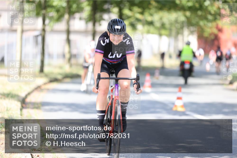 11.08.2024 - GEWOBA Citytriathlon Bremen H.Heesch http://msf.ph/oto/6782031 11.08.2024 11:50:36 Radfahren 741, 748, 783, 915, 963, 966, 992, 1021, 1027 meine-sportfotos.de