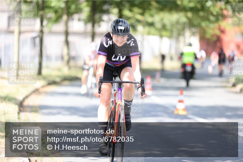 11.08.2024 - GEWOBA Citytriathlon Bremen H.Heesch http://msf.ph/oto/6782035 11.08.2024 11:50:36 Radfahren 741, 748, 783, 915, 963, 966, 992, 1021, 1027 meine-sportfotos.de