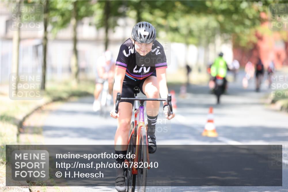 11.08.2024 - GEWOBA Citytriathlon Bremen H.Heesch http://msf.ph/oto/6782040 11.08.2024 11:50:36 Radfahren 741, 748, 783, 915, 963, 966, 992, 1021, 1027 meine-sportfotos.de