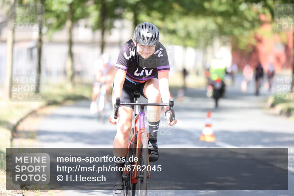 11.08.2024 - GEWOBA Citytriathlon Bremen H.Heesch http://msf.ph/oto/6782045 11.08.2024 11:50:36 Radfahren 741, 748, 783, 915, 963, 966, 992, 1021, 1027 meine-sportfotos.de