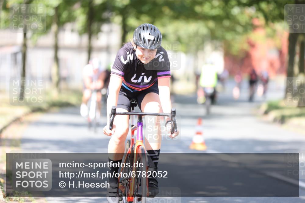 11.08.2024 - GEWOBA Citytriathlon Bremen H.Heesch http://msf.ph/oto/6782052 11.08.2024 11:50:36 Radfahren 741, 748, 783, 915, 963, 966, 992, 1021, 1027 meine-sportfotos.de