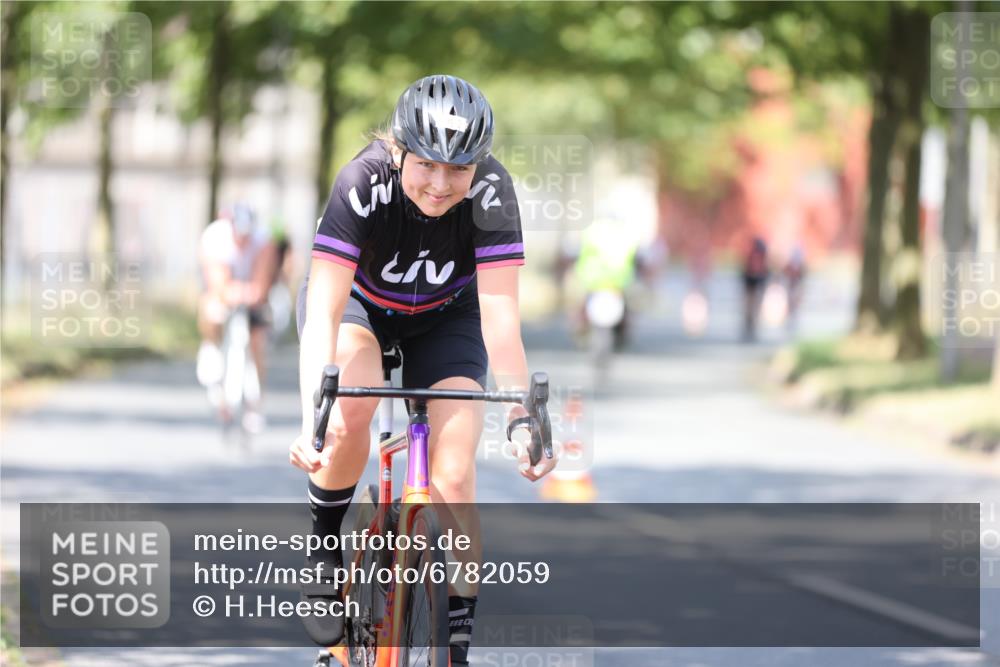 11.08.2024 - GEWOBA Citytriathlon Bremen H.Heesch http://msf.ph/oto/6782059 11.08.2024 11:50:36 Radfahren 741, 748, 783, 915, 963, 966, 992, 1021, 1027 meine-sportfotos.de