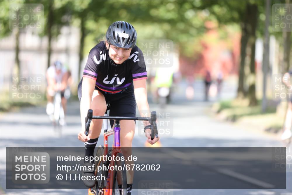 11.08.2024 - GEWOBA Citytriathlon Bremen H.Heesch http://msf.ph/oto/6782062 11.08.2024 11:50:36 Radfahren 741, 748, 783, 915, 963, 966, 992, 1021, 1027 meine-sportfotos.de