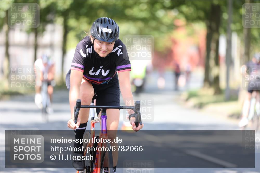 11.08.2024 - GEWOBA Citytriathlon Bremen H.Heesch http://msf.ph/oto/6782066 11.08.2024 11:50:36 Radfahren 741, 748, 783, 915, 963, 966, 992, 1021, 1027 meine-sportfotos.de