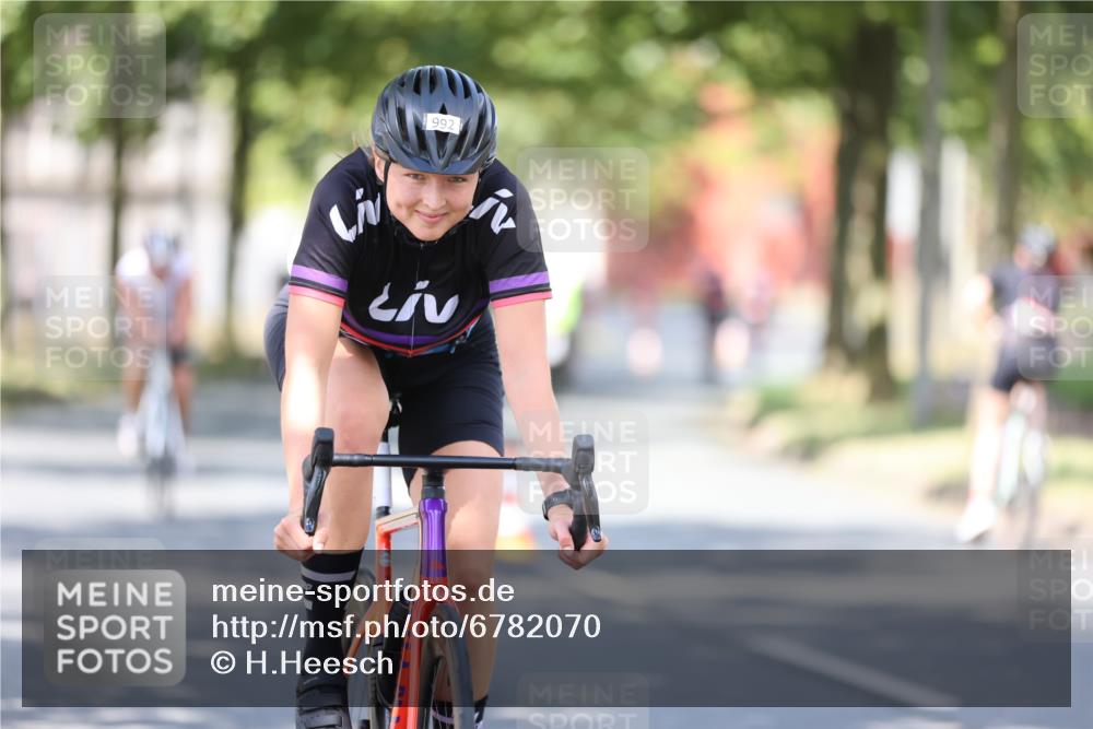11.08.2024 - GEWOBA Citytriathlon Bremen H.Heesch http://msf.ph/oto/6782070 11.08.2024 11:50:36 Radfahren 741, 748, 783, 915, 963, 966, 992, 1021, 1027 meine-sportfotos.de