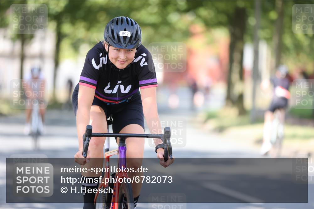 11.08.2024 - GEWOBA Citytriathlon Bremen H.Heesch http://msf.ph/oto/6782073 11.08.2024 11:50:37 Radfahren 741, 748, 783, 915, 963, 966, 992, 1021, 1027 meine-sportfotos.de