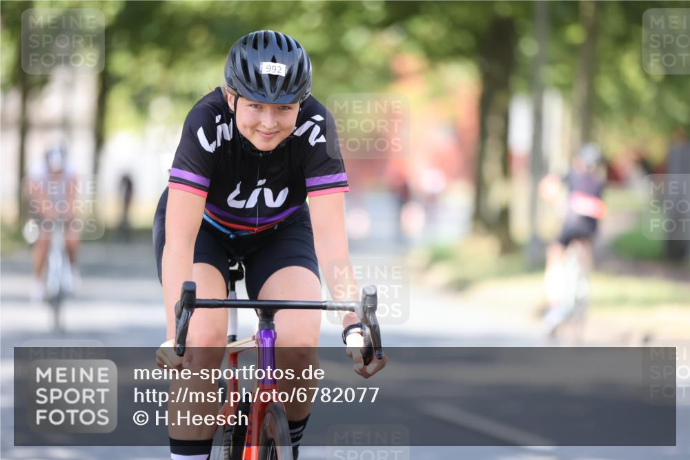 11.08.2024 - GEWOBA Citytriathlon Bremen H.Heesch http://msf.ph/oto/6782077 11.08.2024 11:50:37 Radfahren 741, 748, 783, 915, 963, 966, 992, 1021, 1027 meine-sportfotos.de