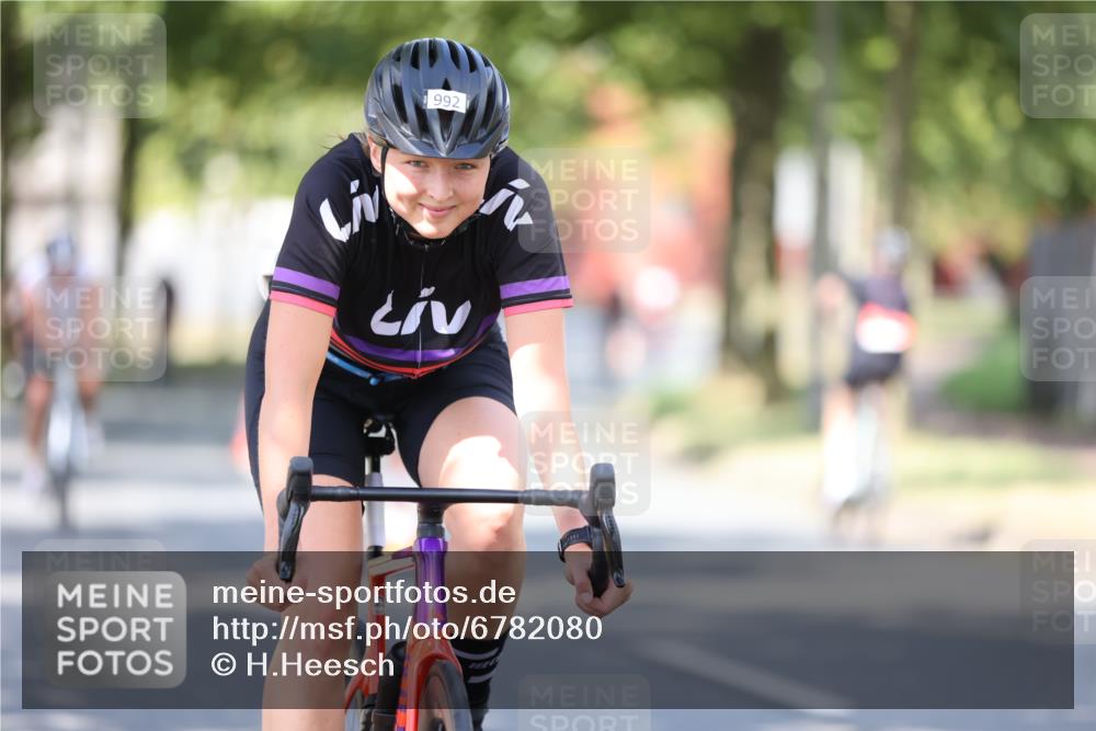 11.08.2024 - GEWOBA Citytriathlon Bremen H.Heesch http://msf.ph/oto/6782080 11.08.2024 11:50:37 Radfahren 741, 748, 783, 915, 963, 966, 992, 1021, 1027 meine-sportfotos.de