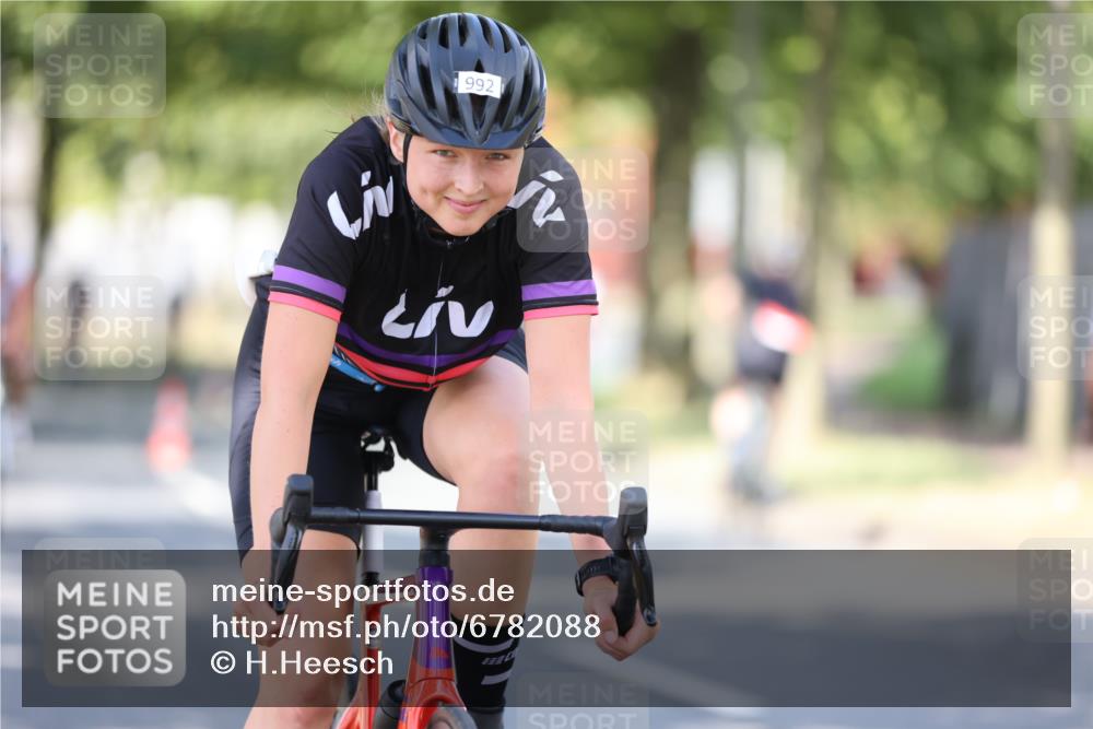 11.08.2024 - GEWOBA Citytriathlon Bremen H.Heesch http://msf.ph/oto/6782088 11.08.2024 11:50:37 Radfahren 741, 748, 783, 915, 963, 966, 992, 1021, 1027 meine-sportfotos.de