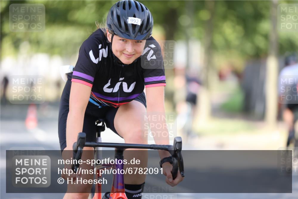 11.08.2024 - GEWOBA Citytriathlon Bremen H.Heesch http://msf.ph/oto/6782091 11.08.2024 11:50:37 Radfahren 741, 748, 783, 915, 963, 966, 992, 1021, 1027 meine-sportfotos.de