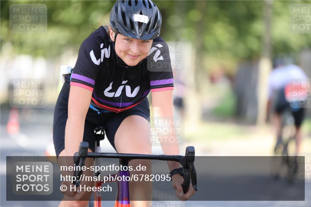 11.08.2024 - GEWOBA Citytriathlon Bremen H.Heesch http://msf.ph/oto/6782095 11.08.2024 11:50:37 Radfahren 741, 748, 783, 915, 963, 966, 992, 1021, 1027 meine-sportfotos.de