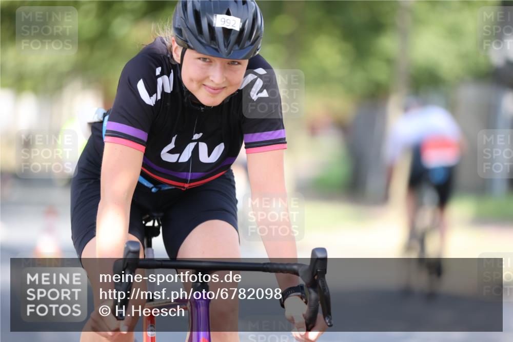 11.08.2024 - GEWOBA Citytriathlon Bremen H.Heesch http://msf.ph/oto/6782098 11.08.2024 11:50:37 Radfahren 741, 748, 783, 915, 963, 966, 992, 1021, 1027 meine-sportfotos.de