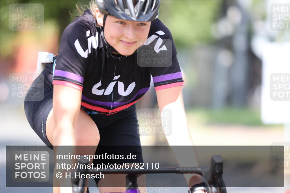 11.08.2024 - GEWOBA Citytriathlon Bremen H.Heesch http://msf.ph/oto/6782110 11.08.2024 11:50:37 Radfahren 741, 748, 783, 915, 963, 966, 992, 1021, 1027 meine-sportfotos.de