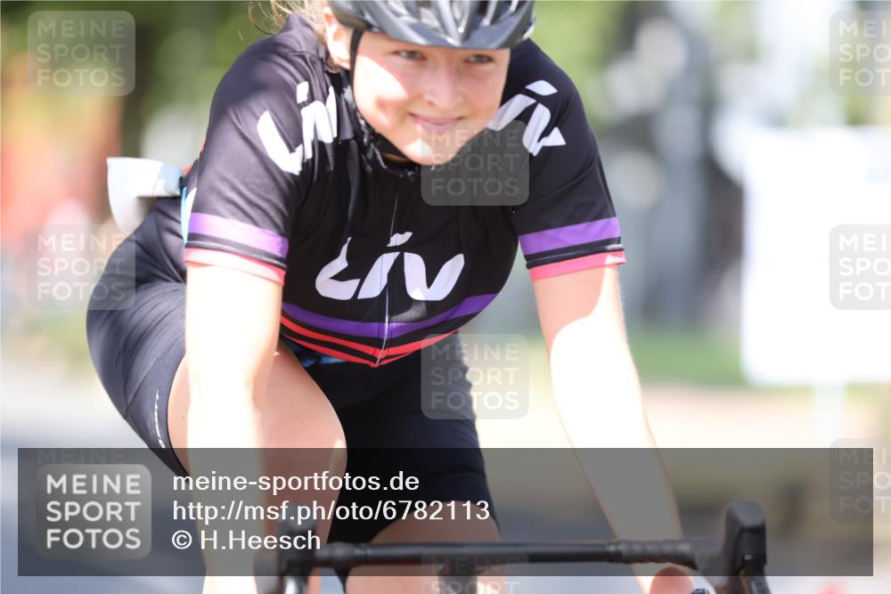 11.08.2024 - GEWOBA Citytriathlon Bremen H.Heesch http://msf.ph/oto/6782113 11.08.2024 11:50:37 Radfahren 741, 748, 783, 915, 963, 966, 992, 1021, 1027 meine-sportfotos.de
