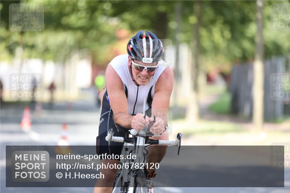 11.08.2024 - GEWOBA Citytriathlon Bremen H.Heesch http://msf.ph/oto/6782120 11.08.2024 11:50:39 Radfahren 741, 748, 783, 963, 966, 992, 1021, 1027 meine-sportfotos.de
